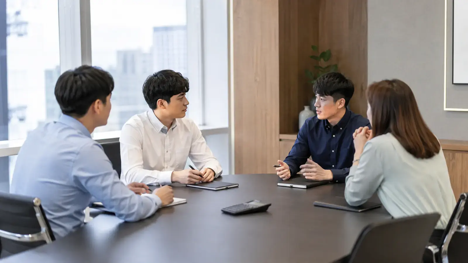 투자 분석가들이 기업의 자본 배분 방향을 회의하는 모습